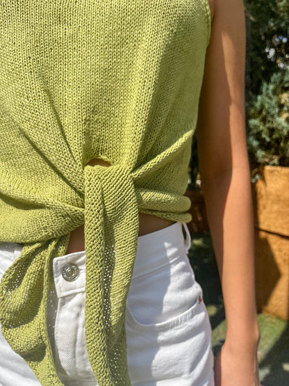 Close-up of Elio's knotted hem tie