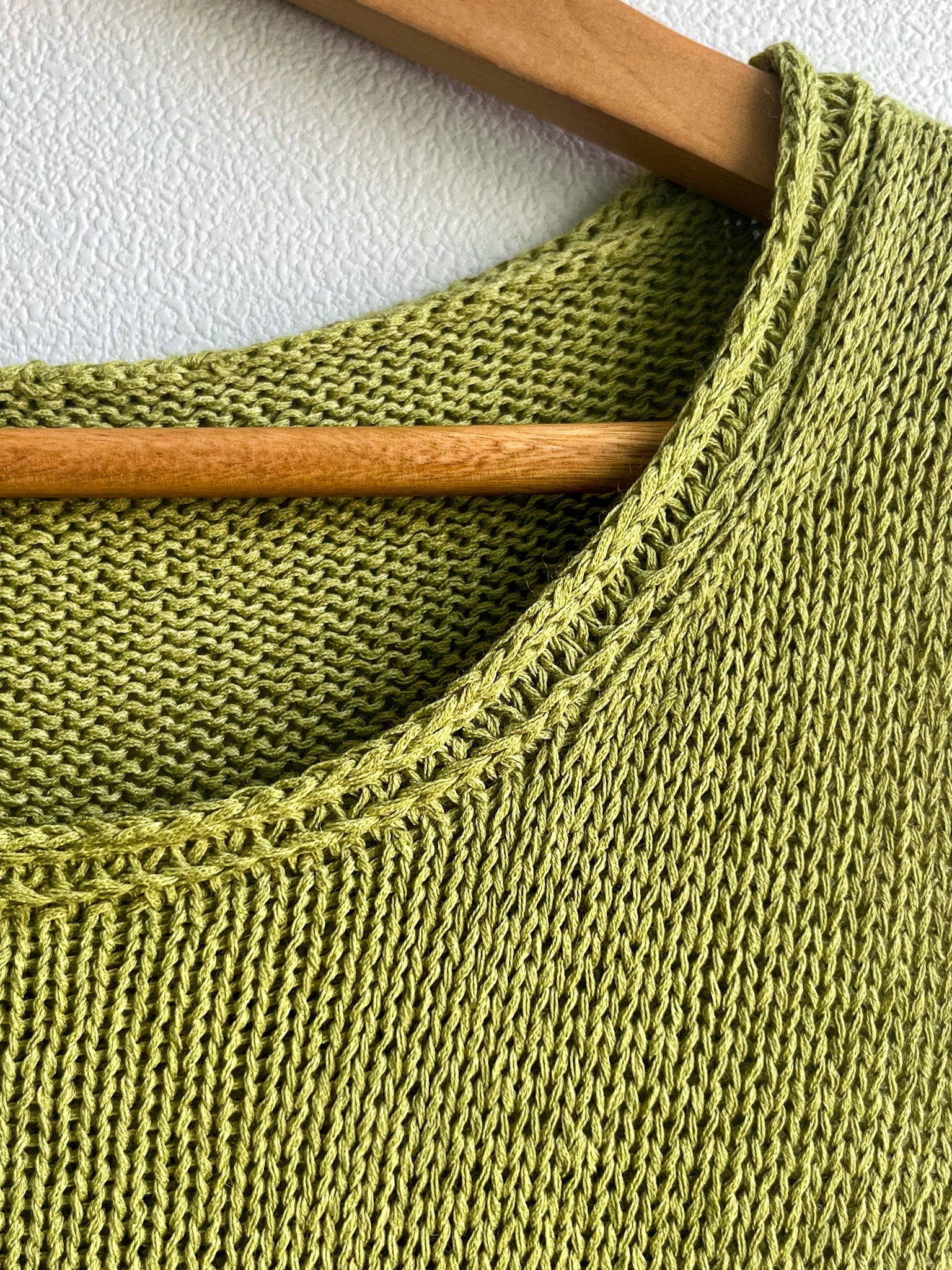 Close-up of Elio's neckline, showing the Vikkel braid and garter back yoke